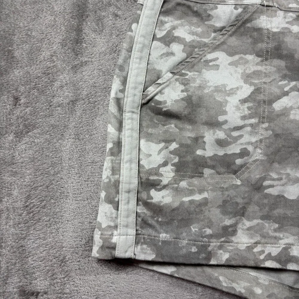 Spanx Stone Wash Camo Pull On Stretch Twill Shorts Shaping Greens Size XL I178